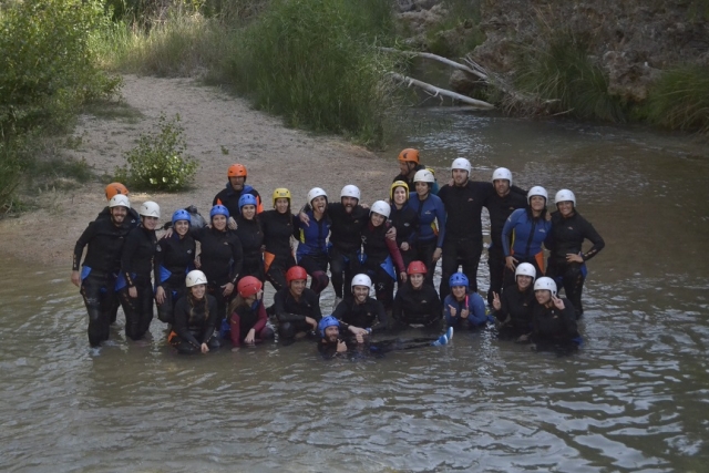  Grande gruppo che fa canyoning 